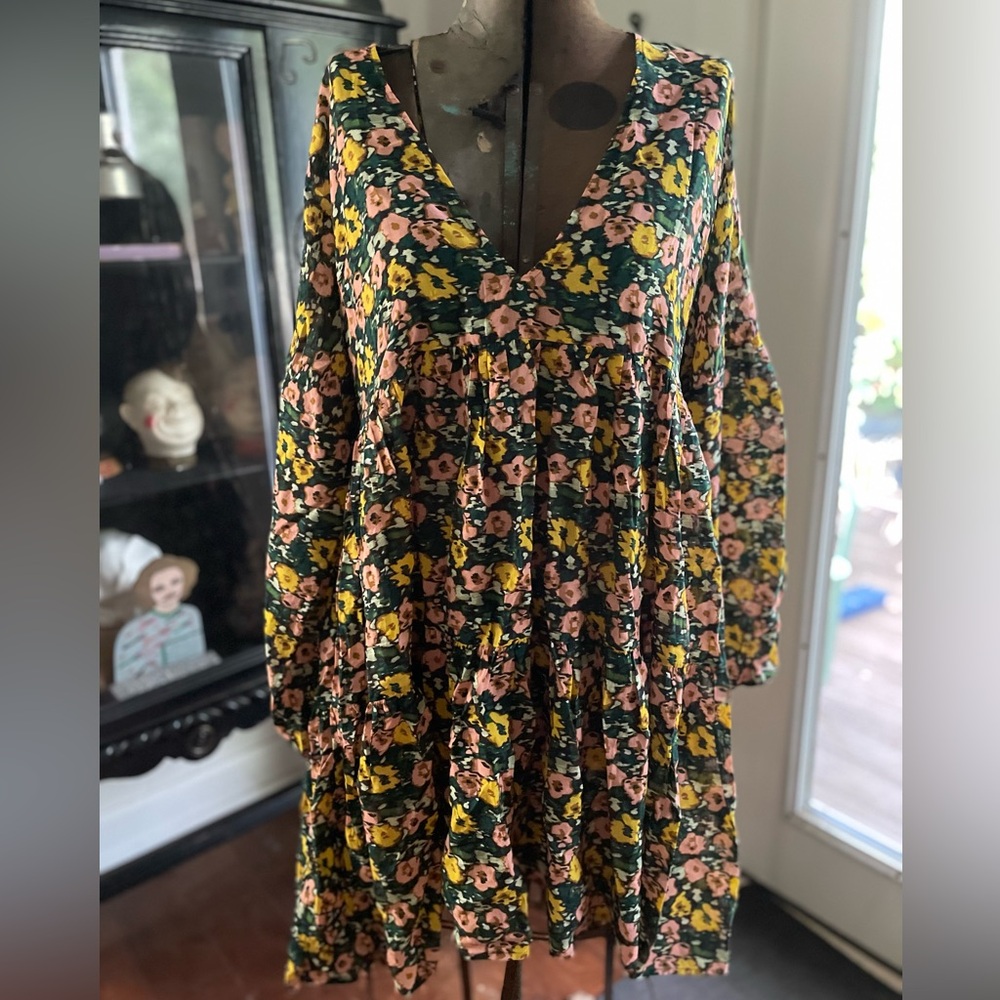 Boden long sleeve floral dress with v-neck front - light material